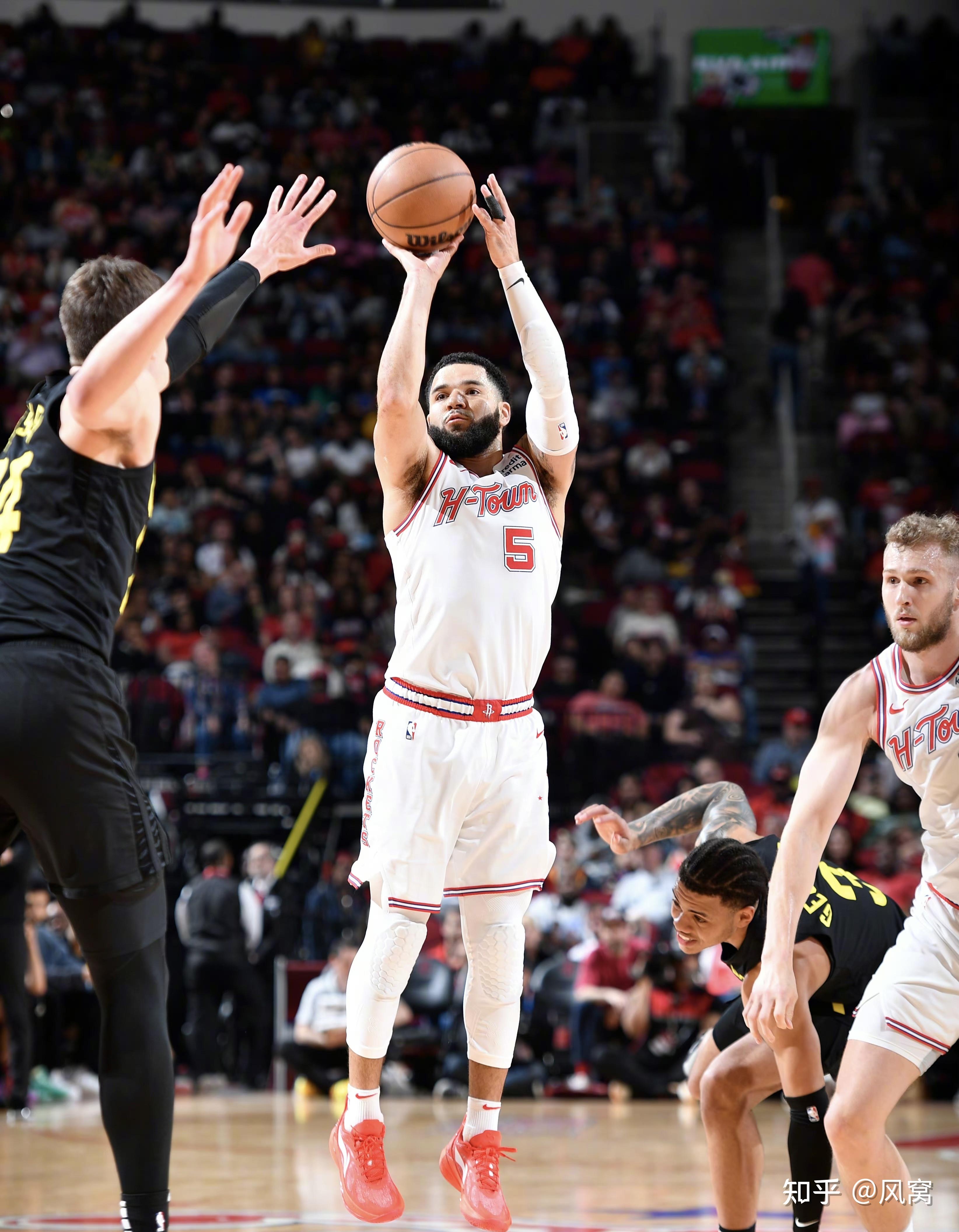 包含休斯敦火箭发布备战花絮；关键时刻刷新队史纪录；NBA常规赛任务艰巨；阵容厚度经受考验的词条